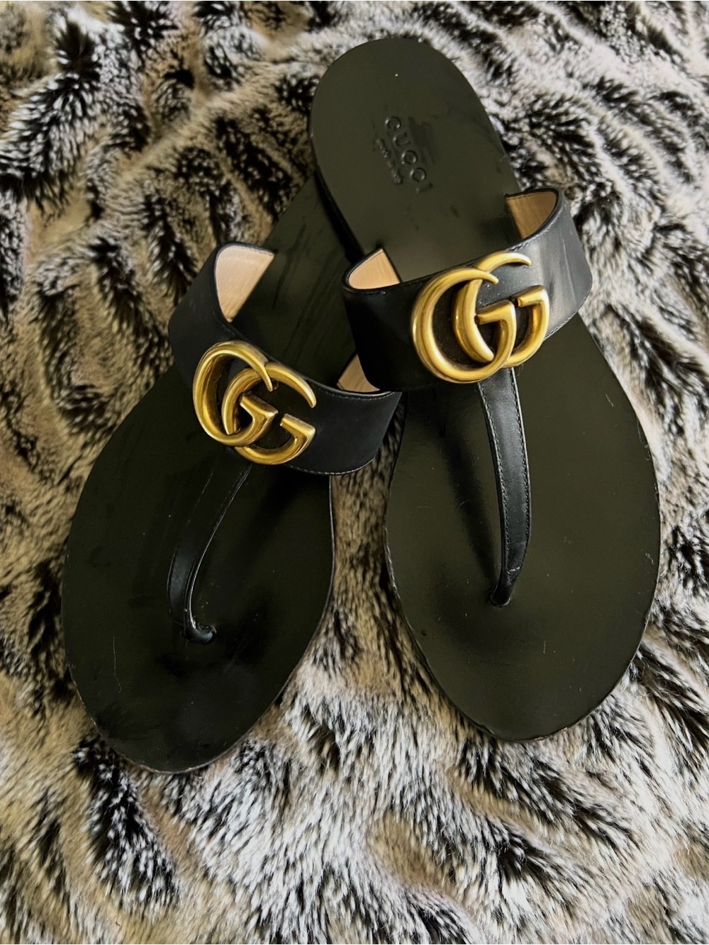 Gucci Black Leather Thong Sandals with Gold Double G